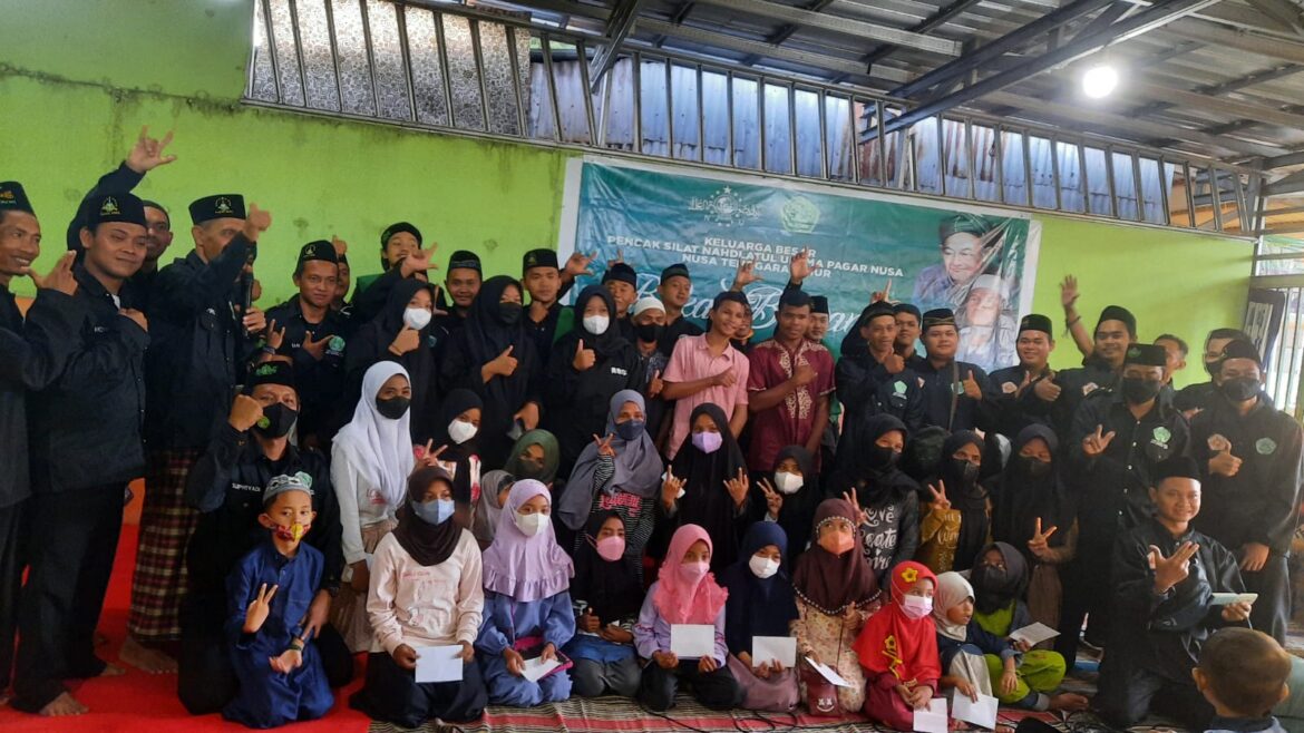 Organisasi Pencak Silat Pagar Nusa NU NTT Bersedekah Dengan Anak Yatim