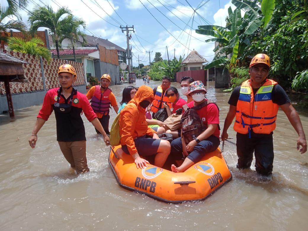 Hujan Deras Guyur Bali, Ratusan Wisatawan Terjebak Banjir Sehingga Dievakuasi BPBD