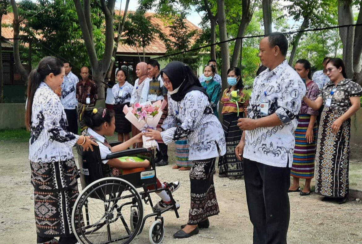 Siswa SLB Asuhan Kasih Membagi Bunga di Momen Hari Guru Nasional