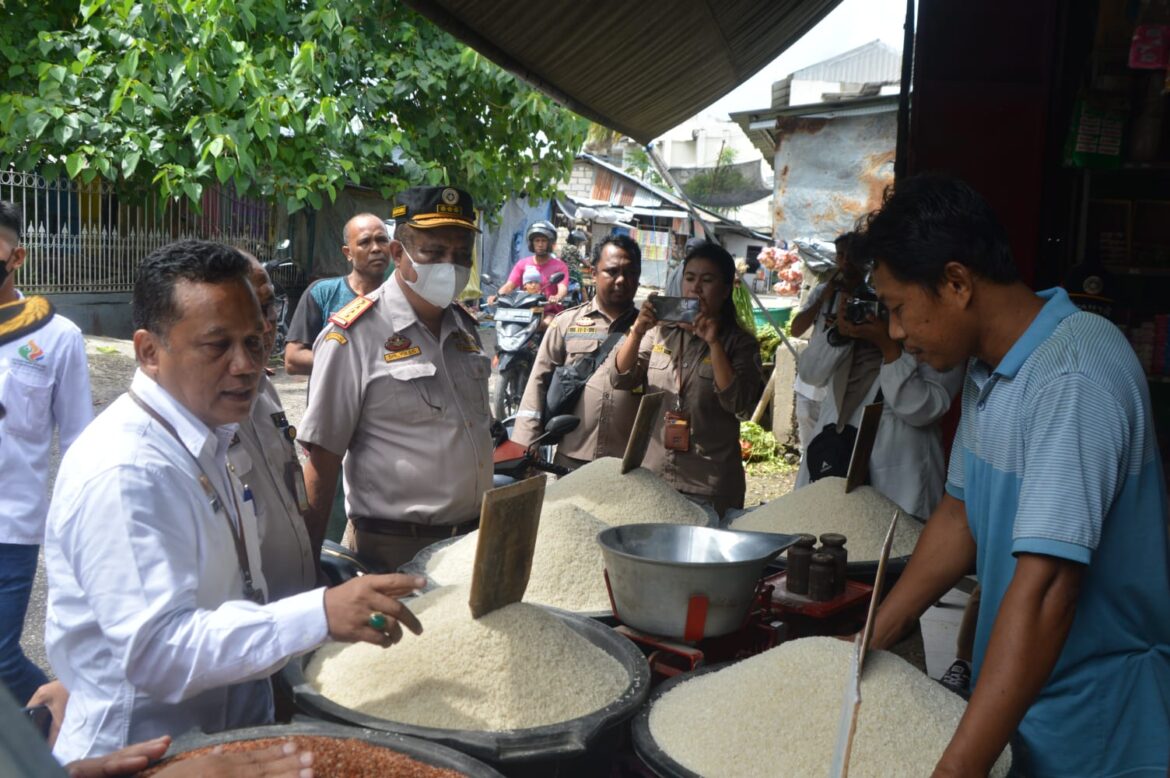 Jelang Akhir Tahun Kementan Tinjau Ketersediaan Bahan Pokok di Pasar Naikoten Kupang NTT