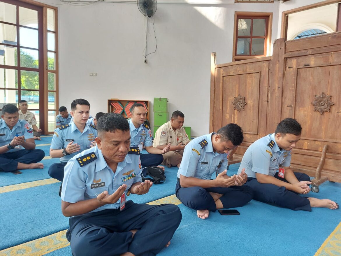 Personel Lanud El Tari Doa Bersama Buat Anggota yang Bertugas di Labua Bajo