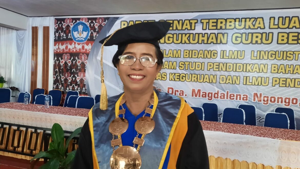 Dikukuhkan Jadi Guru Besar, Prof Magdalena Ngongo Meneteskan Air mata Bahagia