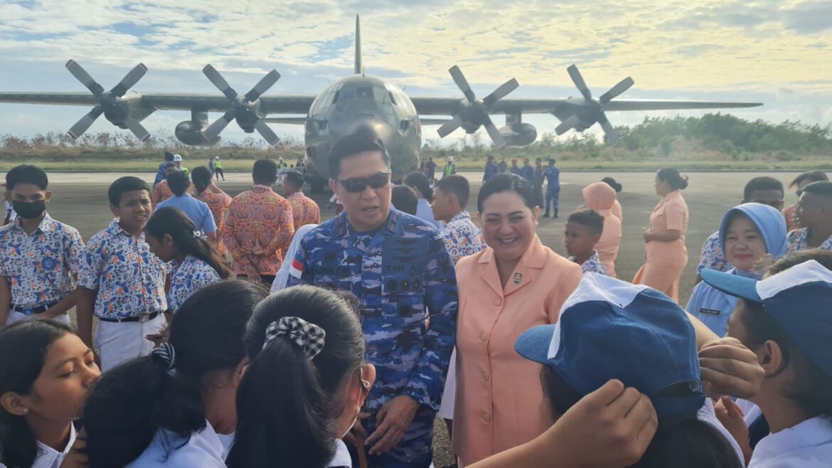 Ratusan Siswa SD-SMP Angkasa Lanud El Tari Sambangi Apron F-16