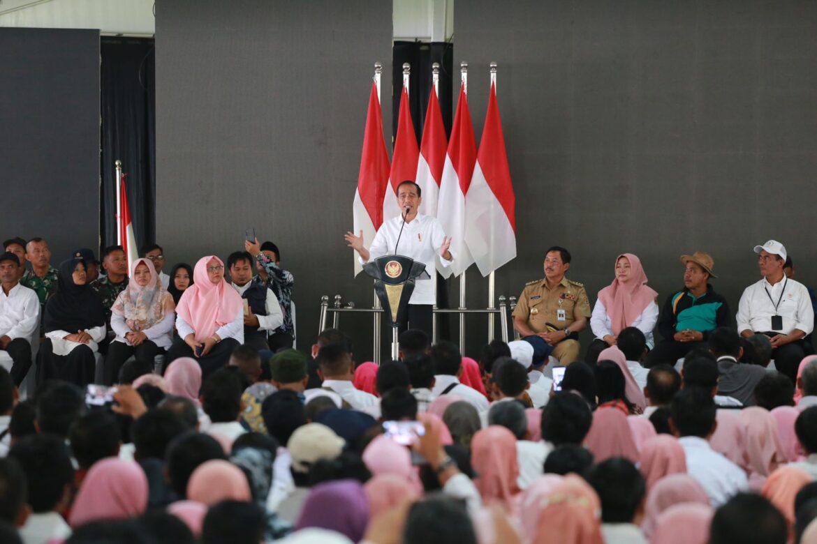 Didampingi Mentan Amran, Presiden Jokowi Sapa Puluhan Ribu Petani, Penyuluh & Babinsa Se – Jawa Tengah