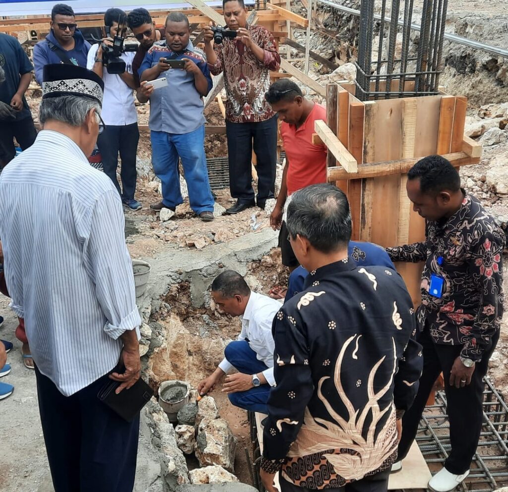 Peletakkan batu pertama pembangunan gedung unit kegiatan bisnis dan perkoperasian oleh Rektor Universitas Muhammadyah Kupang, Prof. Dr. Zainur Wulla, S.Pd., M.Si ( Foto by Amperawati)