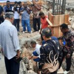 Peletakkan batu pertama pembangunan gedung unit kegiatan bisnis dan perkoperasian oleh Rektor Universitas Muhammadyah Kupang, Prof. Dr. Zainur Wulla, S.Pd., M.Si ( Foto by Amperawati)