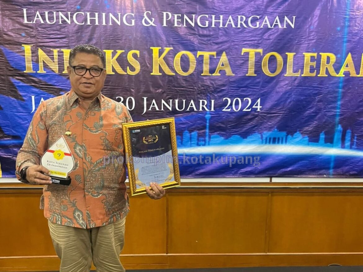 Penjabat Wali Kota Kupang Terima Penghargaan 10 Besar Indeks Kota Toleran