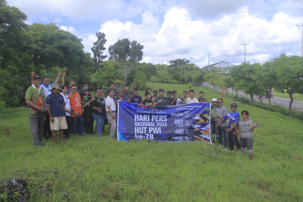 Momen HPN 2024, PWI NTT Peduli Lingkungan dengan Menanam 100 Anakan Pohon