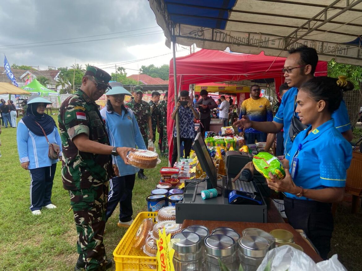 Jelang HUT ke 78 TNI-AU Pengunjung Bazar Murah Disuguhi Atraksi Paramotor