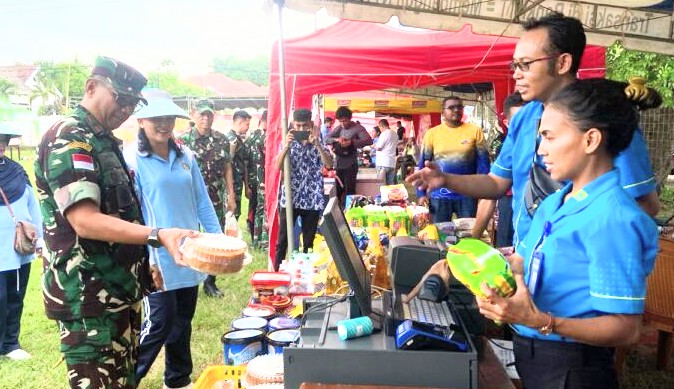 Jelang HUT ke 78 TNI-AU Pengunjung Bazar Murah Disuguhi Atraksi Paramotor