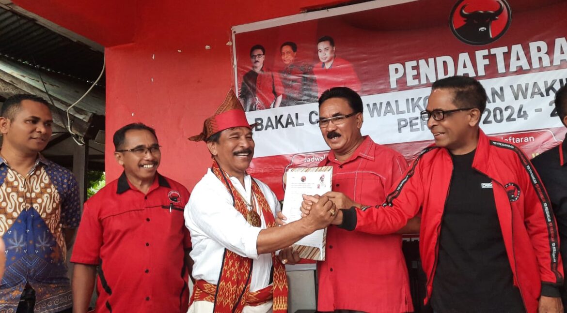 Maju Pilkada 2024, George Hadjo Mendaftar di DPC PDIP Kupang Bawa Ayam Jantan Merah