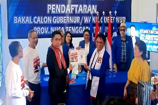 Maju Pilgub NTT, Frans Aba Sambangi Dua Partai Politik Daftarkan Diri