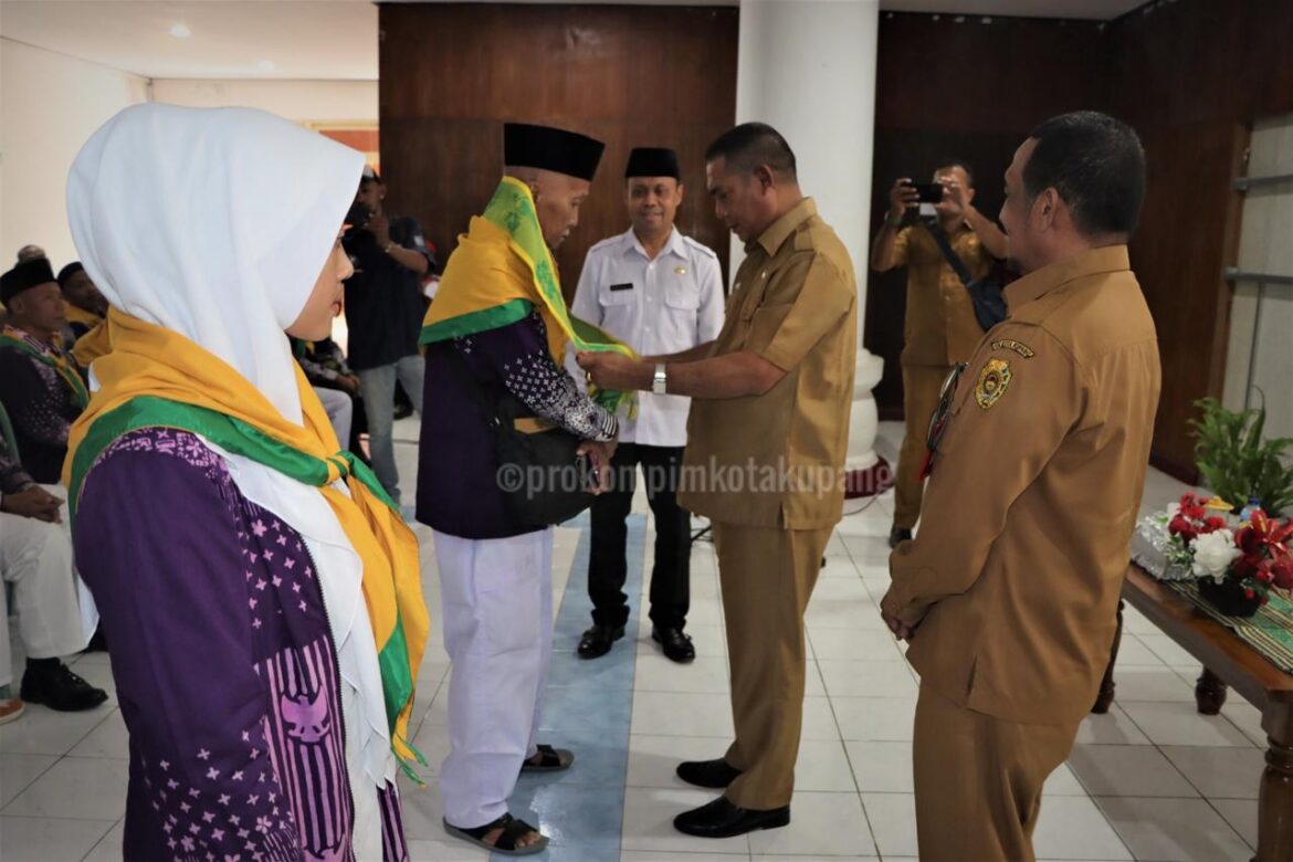 Pemkot Kupang Lepas 196 Jemaah Haji, Tertua Usia 80 Tahun dan Termuda 22 Tahun