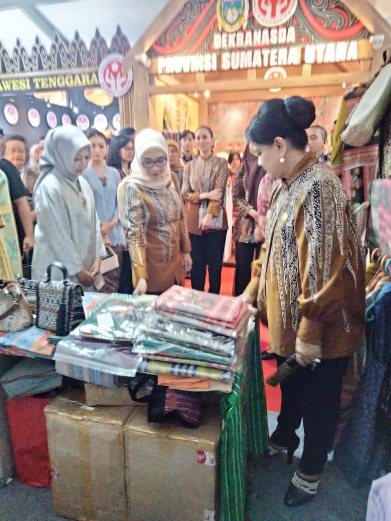 Ibu Negara Iriana Jokowi Terkesima Tenun Khas Kota Kupang Motif Sepe