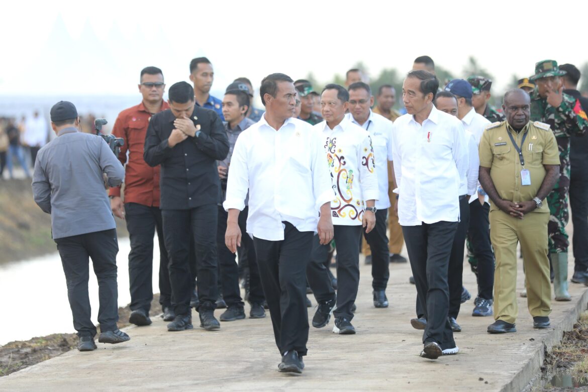 Presiden Jokowi dan Ibu Iriana Tinjau Simulasi Drone Tabur Pupuk di Papua Selatan