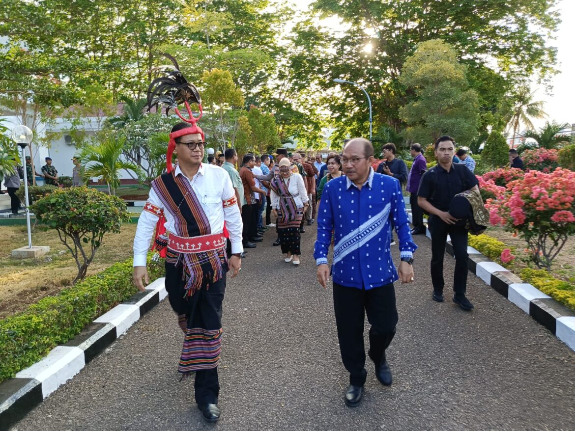 Pj. Gubernur NTT Andriko Noto Susanto Disambut Secara Adat di Bandara El Tari