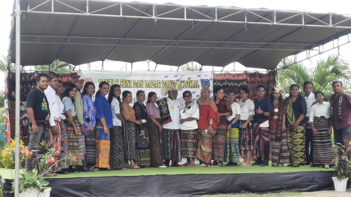 Keluarga Besar SMKN 8 Kupang Maknai HUT Sumpah Pemuda dengan Berbusana Adat NTT