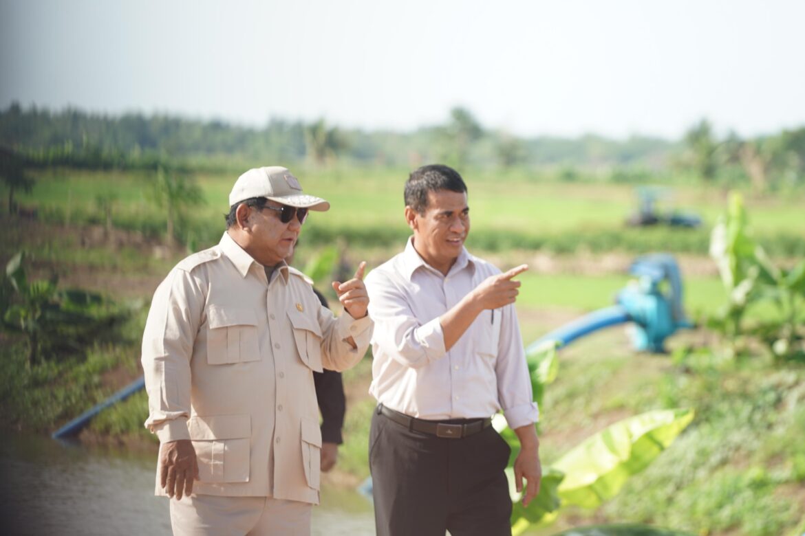 Presiden Prabowo Didampingi Mentan Amran Dalam Kunjungan Perdana ke Lahan Pertanian Merauke