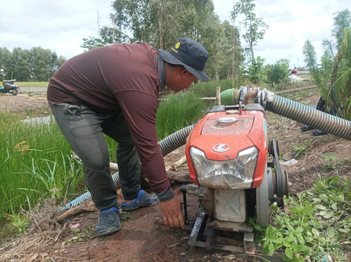 Dukung Peningkatan Produktifitas Padi, Peserta Pelatihan Turun Praktekkan Materi Pompanisasi di Sawah Dadahup