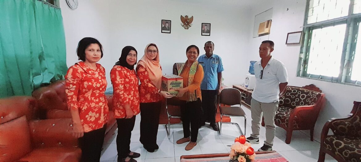 Peduli Korban Erupsi Lewotobi Dharma Wanita BBPP Kupang Salurkan bantuan Sembako